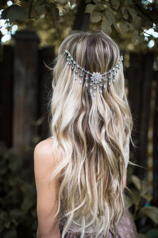 Νυφικό χτένισμα σε στυλ boho με μετταλικά στοιχεία
