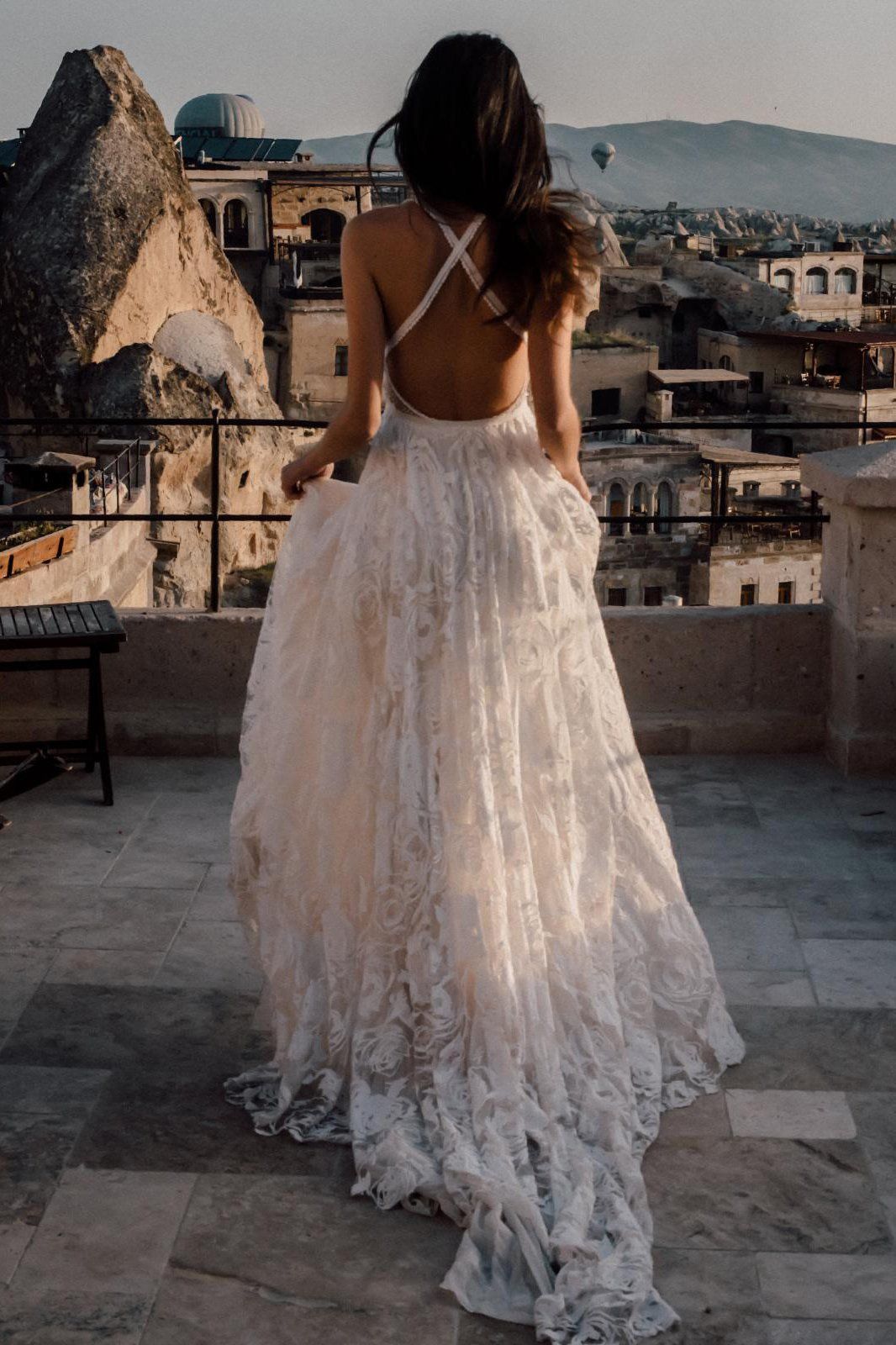 35 Boho νυφικα: Εκπληκτική επιλογή με λεπτές τιράντες πίσω στην πλάτη, vintage δαντέλα