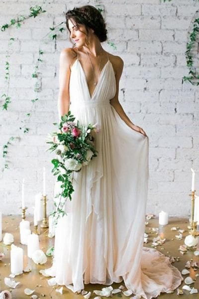 35 Boho νυφικα: Βάθη V με λουλουδένιο στεφάνι και νυφικό χτένισμα boho