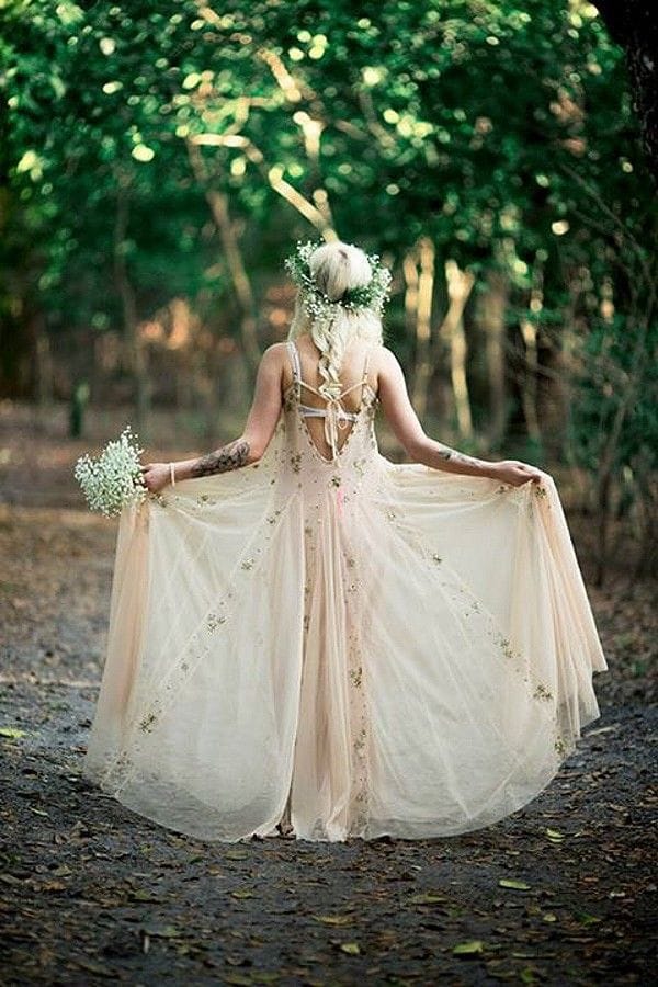 35 Boho νυφικα: Εμπνευστείτε με όμορφα φορέματα και ανακαλύψτε πού να αγοράσετε το δικό σας νυφικό