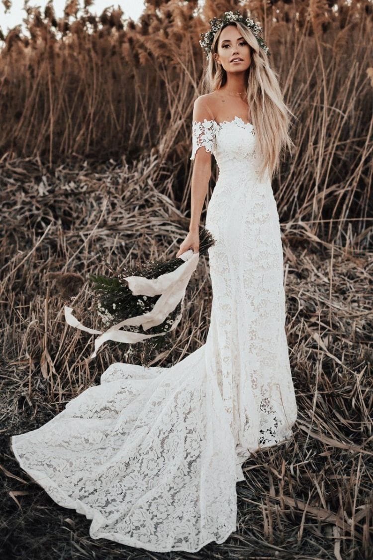 35 Boho νυφικα: Μοντέρνα boho chic νυφικά. Γοητευτικό γοργονε νυφικό Off The Shoulder με κοντά μανίκια vintage δαντέλα