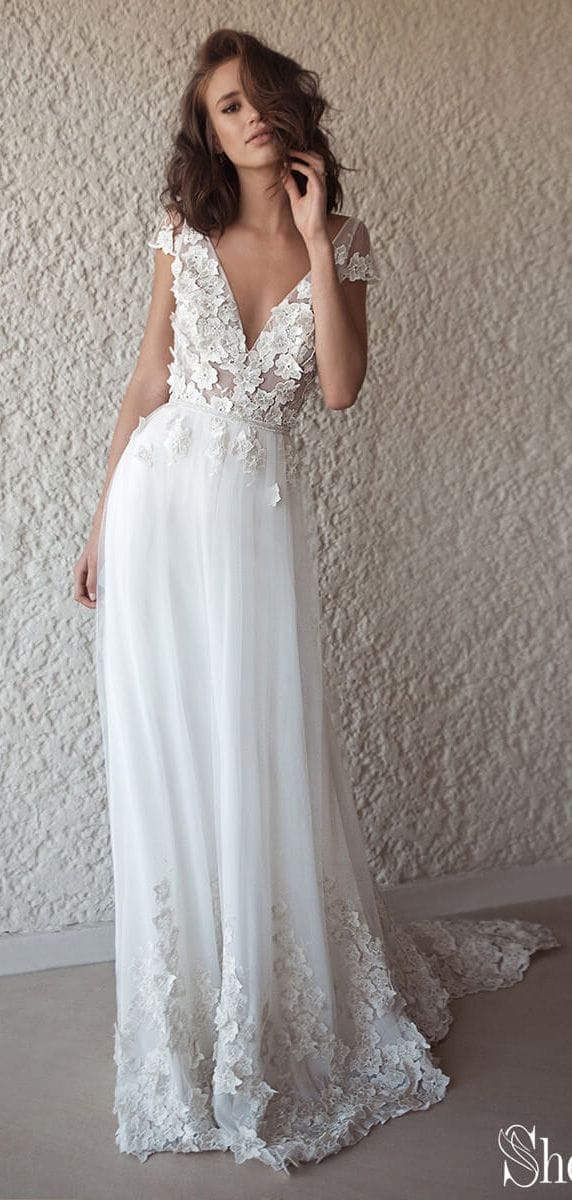35 Boho νυφικα: Cap μανίκι με δαντέλα λεπτομέρειες και χειροποίητα υφασμάτινα λουλούδια