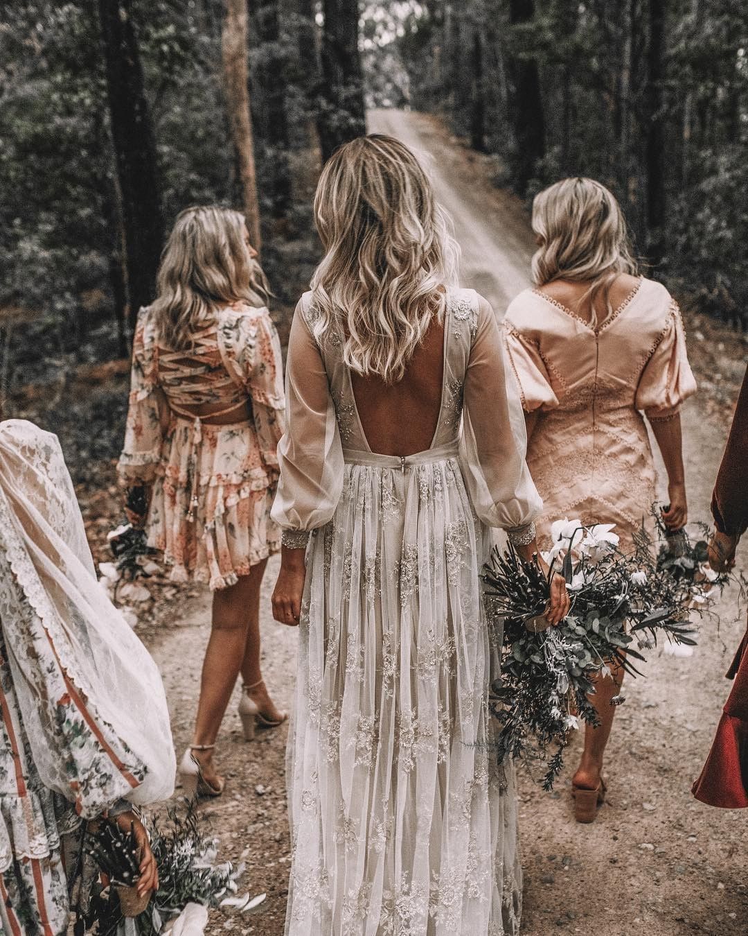 35 Boho νυφικα: Έχουμε πάθει εμμονή με το πόσο ονειρικό φαίνεται αυτό το Boho νυφικό