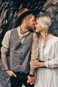 18 γαμπροί boho: Κοστούμι με γιλέκο για να είναι όμορφος. Το στυλ δεν έχει όρια όταν το κοστούμι έχει γιλέκο. Φαίνεται