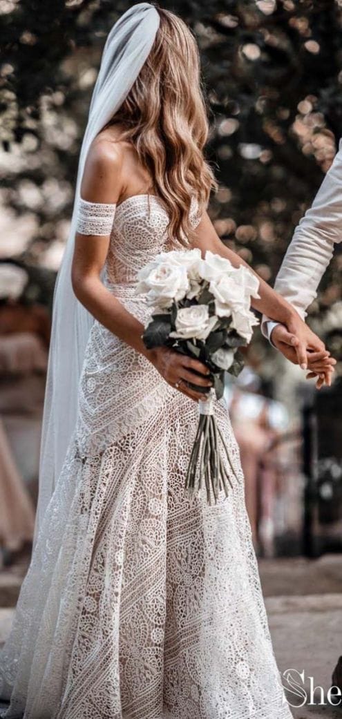 35 Boho νυφικα: Boho νυφικό φόρεμα με χτένισμα με πέπλο
