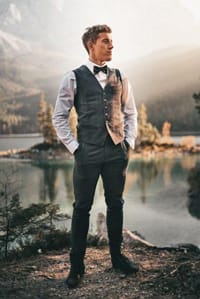 18 γαμπροί boho: Κοστούμι με γιλέκο για να είναι όμορφος. Το στυλ δεν έχει όρια όταν το κοστούμι έχει γιλέκο. Φαίνεται