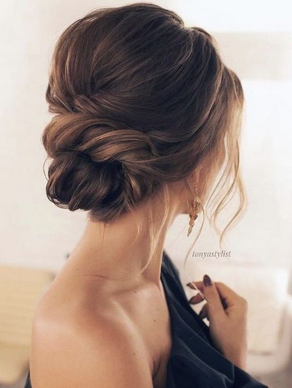 Νυφικο χτενισμα για καρε: Updo νυφικό χτένισμα για καρέ μαλλια. Είτε πρόκειται για μια vintage εμπνευσμένο κότσο, φυσικά