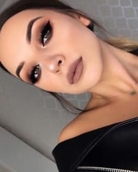 Νυφικο μακιγιαζ Smokey: Eίτε επιλέγοντας μια nude - μπεζ απαλή απόχρωση, είτε να δώσετε ένταση με ένα σκούρο κραγιόν