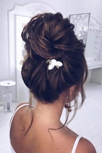 Ομορφο νυφικο χτενισμα: Η νέα τάση το HAIR BUN