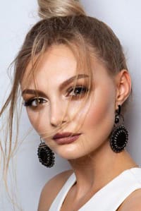Νυφικο μακιγιαζ boho: Μακιγιάζ με χρυσό. Το νυφικό μακιγιάζ με χρυσό είναι πάντα διαχρονικό και ταιριάζει στις γήινες μπεζ
