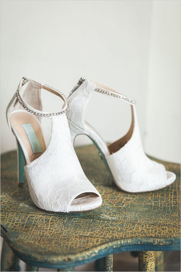 30 νυφικα πεδιλα: Λευκό δαντελένιο παπούτσι με cutouts