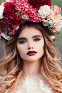 Νυφικο μακιγιαζ boho: Θηλυκό make up με χρώμα στα χείλη