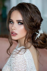 Νυφικο μακιγιαζ boho: Μακιγιάζ με μωβ - λίλα στοιχεία. Αν είστε από τις τυχερές με τα χρωματιστά μάτια, τότε αυτές οι