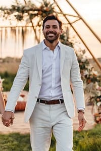 ΚΛΑΣΙΚΟ ΚΟΣΤΟΥΜΙ ΓΑΜΠΡΟΥ ΣΕ ΑΣΠΡΕΣ ΑΠΟΧΡΩΣΕΙΣ. Κλασικό κοστούμι γαμπρού σε άσπρες αποχρώσεις και θα κλέψετε την παράσταση