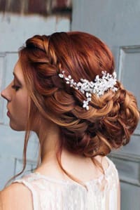 ΝΥΦΙΚΟ ΧΤΕΝΙΣΜΑ ΜΕ ΠΛΕΞΟΥΔΑ: ΝΥΦΙΚΑ Updos ΔΙΑΚΟΣΜΗΜΕΝΑ ΜΕ ΚΑΡΦΙΤΣΕΣ.Επενδύστε στο όμορφο νυφικό χτένισμα σας για να μπορεί