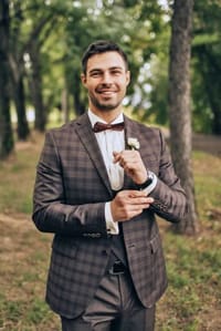 ΚΛΑΣΙΚΟ ΚΟΣΤΟΥΜΙ ΓΑΜΠΡΟΥ 30 ΕΠΙΛΟΓΕΣ:ΦΑΝΤΑΣΤΙΚΕΣ ΙΔΕΕΣ ΓΙΑ ΤΕΛΕΙΟ ΑΠΟΤΕΛΕΣΜΑ.Δώστε βάση στο χρώμα του κοστουμιού