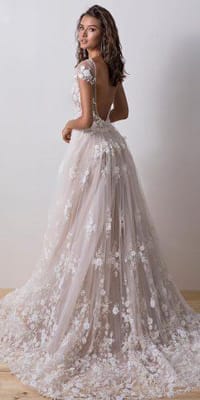ΠΡΙΓΚΙΠΙΚΑ ΝΥΦΙΚΑ: LOVELY ΝΥΦΙΚΑ. Κάνε την διαφορά και ταίριαξε το κλασσικό με κάτι μοντέρνο. Διάλεξε ένα νυφικό με