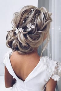 ΡΟΜΑΝΤΙΚΟ ΝΥΦΙΚΟ ΧΤΕΝΙΣΜΑ: ΝΥΦΙΚΟ ΧΤΕΝΙΣΜΑ – ΚΟΜΨΟΣ ΚΟΤΣΟΣ. Υπάρχουν και εκείνες όμως που επιλέγουν απλά, διαχρονικά, κομψά