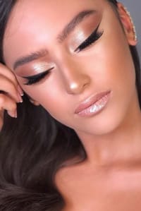 ΟΜΟΡΦΟ ΝΥΦΙΚΟ ΜΑΚΙΓΙΑΖ: ΔΙΑΧΡΟΝΙΚΟ ΜΑΥΡΟ EYELINER. Για κάθε μακιγιάζ υπάρχει μια μεγάλη ποσότητα διαφορετικών παραλλαγών