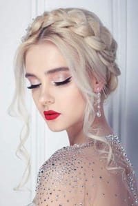 ΟΜΟΡΦΟ ΝΥΦΙΚΟ ΜΑΚΙΓΙΑΖ: ΔΙΑΧΡΟΝΙΚΟ ΜΑΥΡΟ EYELINER. Για κάθε μακιγιάζ υπάρχει μια μεγάλη ποσότητα διαφορετικών παραλλαγών