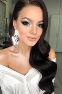 ΟΜΟΡΦΟ ΝΥΦΙΚΟ ΜΑΚΙΓΙΑΖ: BRIDAL BRIGHT LOOKS.Ο γάμος είναι υπόθεση σοβαρή γιατί η νύφη αξίζει πάντα το καλύτερα. Θέλει όλη