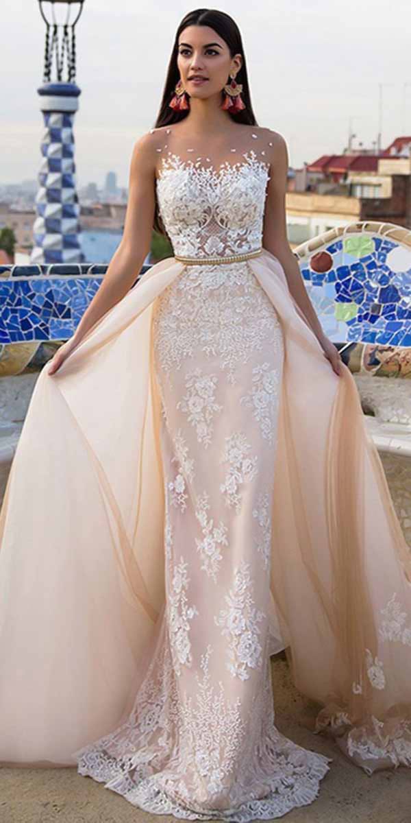 BOHO CHIC ΝΥΦΙΚΑ ΓΕΜΑΤΑ ΚΟΜΨΟΤΗΤΑ.Για τις νύφες που θέλουν να συνδυάσουν το κομψό με το boho. Ένα τέτοιο νυφικό είναι η