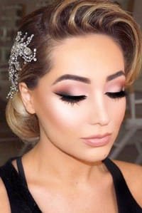 ΕΝΤΥΠΩΣΙΑΚΟ ΝΥΦΙΚΟ ΜΑΚΙΓΙΑΖ THE SMOKEY EYES ISSUE.Το smokey eyes είναι πολύ δημοφιλής τεχνική μακιγιάζ