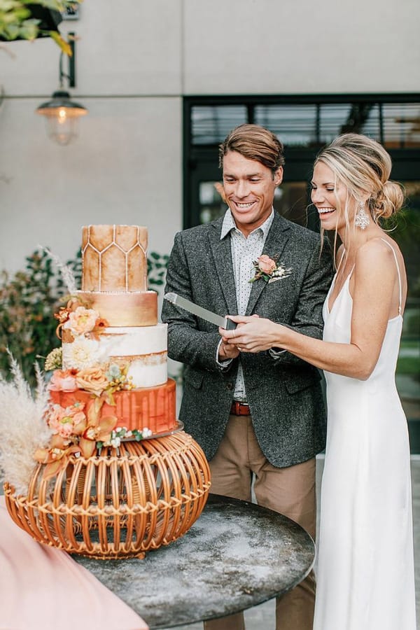 BOHO ΔΙΑΚΟΣΜΗΣΗ ΓΑΜΟΥ: ΓΑΜΗΛΙΑ ΔΙΑΚΟΣΜΗΣΗ THE CAKE ISSUE.Απλή και κομψή εμφάνιση για την γαμήλια τούρτα σας