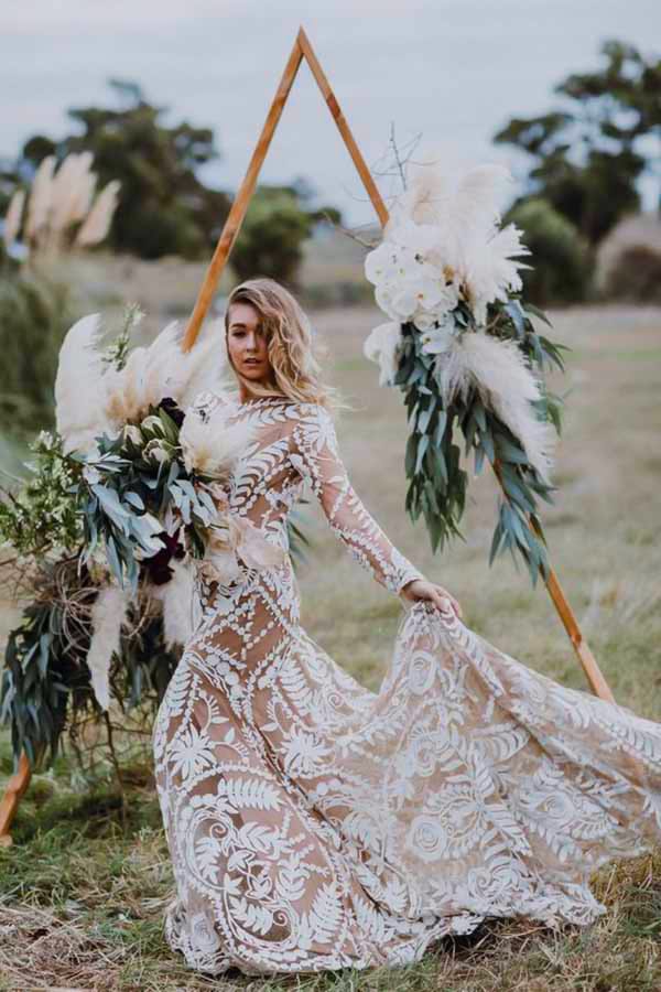 BOHO CHIC ΝΥΦΙΚΑ ΓΕΜΑΤΑ ΚΟΜΨΟΤΗΤΑ.Για τις νύφες που θέλουν να συνδυάσουν το κομψό με το boho. Ένα τέτοιο νυφικό είναι η