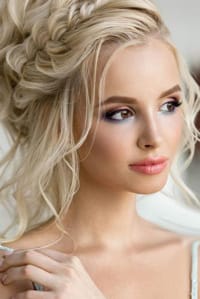ΕΝΤΥΠΩΣΙΑΚΟ ΝΥΦΙΚΟ ΜΑΚΙΓΙΑΖ: ΕΝΤΥΠΩΣΙΑΚΟ MAKEUP ΓΙΑ ΕΛΚΥΣΤΙΚΟ ΒΛΕΜΜΑ.Σαγήνεψε τα πλήθη δίνοντας έμφαση στο βλέμμα σου,