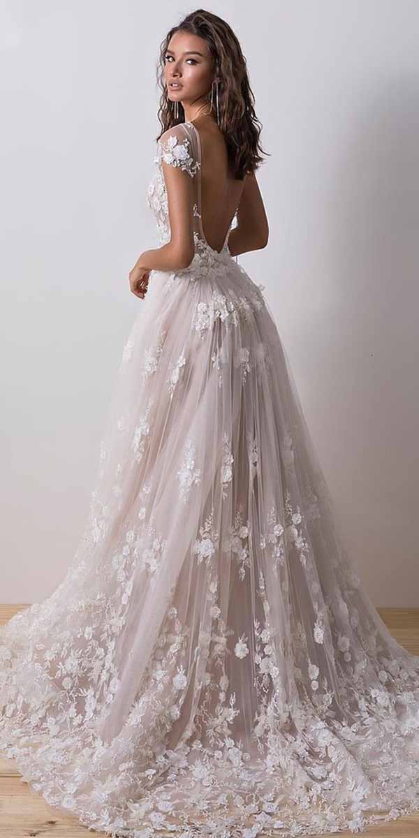 BOHO CHIC ΝΥΦΙΚΑ: ΕΚΚΕΝΤΡΙΚΑ ΝΥΦΙΚΑ. Με ένα τέτοιο νυφικό θα μείνετε στο μυαλό όλων, ως η πιο καλοντυμένη νύφη ever!