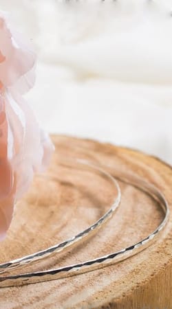 ΣΤΕΦΑΝΑ ΓΑΜΟΥ: CHIC ΣΤΕΦΑΝΑ ΣΕ ΑΣΗΜΙ ΧΡΩΜΑ.Chic στέφανα γάμου σε ασημί χρώμα με όμορφες λεπτομέρειες και σχέδια