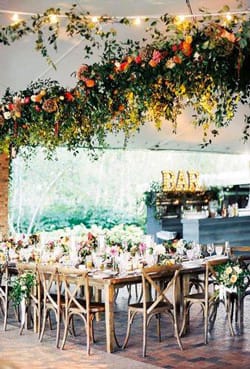 BOHO ΓΑΜΟΣ: ΙΔΕΕΣ ΓΙΑ ΔΙΑΚΟΣΜΗΣΗ ΛΟΥΛΟΥΔΙΩΝ. Λουλούδια παντού, αυτό είναι το concept