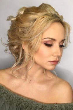33 ΜΑΚΙΓΙΑΖ ΓΙΑ ΝΥΦΕΣ: ΜΑΚΙΓΙΑΖ ΜΕ ΕΝΤΟΝΟ EYELINER. Το eyeliner, τονίζει τα μάτια και το βλέμμα
