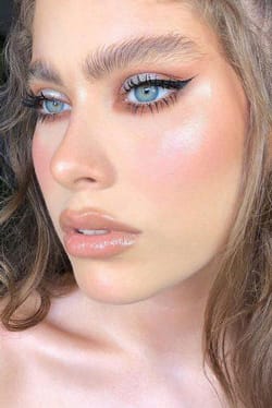 33 ΜΑΚΙΓΙΑΖ ΓΙΑ ΝΥΦΕΣ: ΜΑΚΙΓΙΑΖ ΜΕ ΕΝΤΟΝΟ EYELINER. Το eyeliner, τονίζει τα μάτια και το βλέμμα