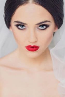 ΝΥΦΙΚΟ ΜΑΚΙΓΙΑΖ ΓΙΑ ΜΕΛΑΧΡΙΝΕΣ: BRIDAL MAKEUP ΜΕ ΚΟΚΚΙΝΑ ΧΕΙΛΗ