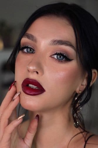ΥΠΕΡΟΧΟ ΝΥΦΙΚΟ ΜΑΚΙΓΙΑΖ ΜΕ EYELINER. Στις παγκόσμιες πασαρέλες βλέπουμε να επικρατεί το eyeliner