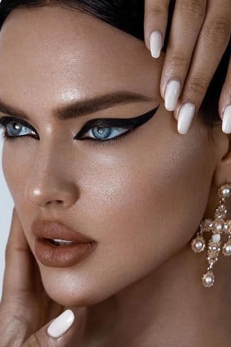ΥΠΕΡΟΧΟ ΝΥΦΙΚΟ ΜΑΚΙΓΙΑΖ ΜΕ EYELINER. Στις παγκόσμιες πασαρέλες βλέπουμε να επικρατεί το eyeliner