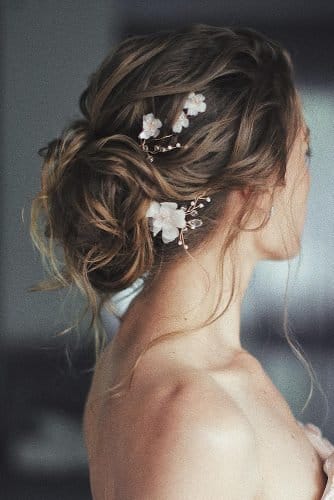 ΝΥΦΙΚΟ ΧΤΕΝΙΣΜΑ ΚΑΛΟΚΑΙΡΙ 2020: ΤΕΛΕΙΑ UPDOS ΜΕ ΧΑΛΑΡΕΣ ΜΠΟΥΚΛΕΣ