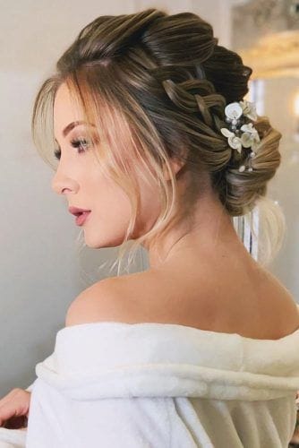 ΤΕΛΕΙΟ ΝΥΦΙΚΟ ΧΤΕΝΙΣΜΑ: ΝΥΦΙΚΟ HAIRSTYLE ΜΕ ΜΟΝΤΕΡΝΑ ΠΛΕΞΟΥΔΑ