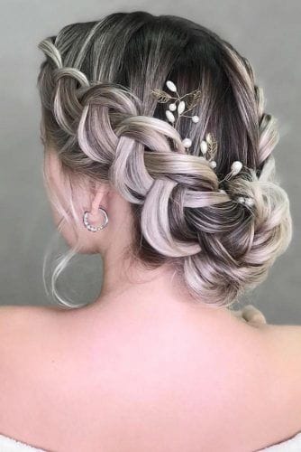 ΤΕΛΕΙΟ ΝΥΦΙΚΟ ΧΤΕΝΙΣΜΑ: ΝΥΦΙΚΟ HAIRSTYLE ΜΕ ΜΟΝΤΕΡΝΑ ΠΛΕΞΟΥΔΑ