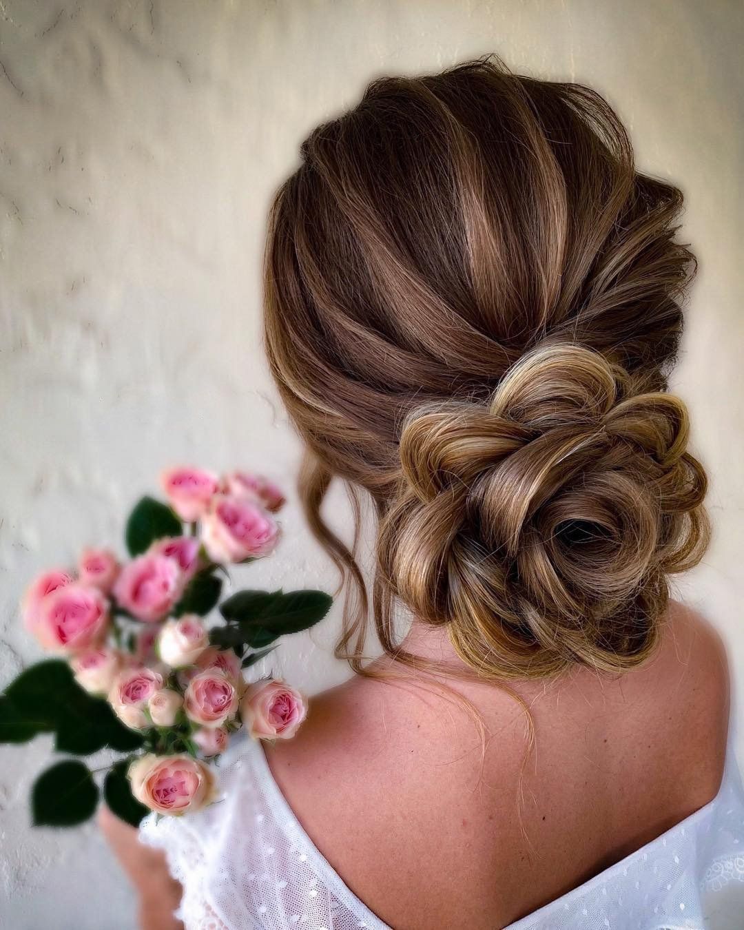 ΚΛΑΣΙΚΟ ΝΥΦΙΚΟ ΧΤΕΝΙΣΜΑ: BRIDAL UPDOS ΓΙΑ ΦΥΣΙΚΑ ΜΑΛΛΙΑ