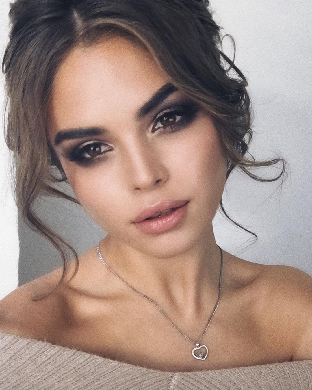 ΤΙΠΣ ΓΙΑ ΝΥΦΙΚΟ ΜΑΚΙΓΙΑΖ ΜΕ SMOKEY EYE ΣΤΥΛ