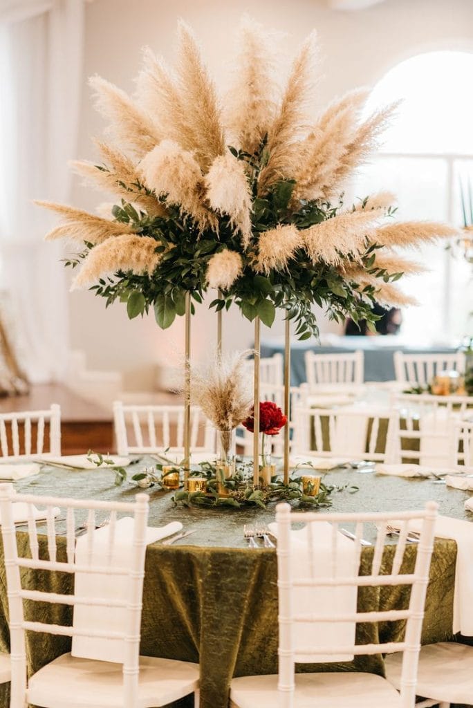 ΣΤΟΛΙΣΜΟΣ ΓΑΜΟΥ ΜΕ PAMPAS GRASS: ΚΕΝΤΡΙΚΑ ΚΟΜΜΑΤΙΑ ΤΩΝ ΤΡΑΠΕΖΙΩΝ ΤΗΣ ΔΕΞΙΩΣΗΣ