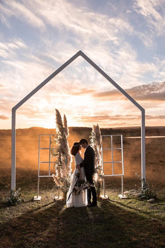 ΣΤΟΛΙΣΜΟΣ ΓΑΜΟΥ ΜΕ PAMPAS GRASS ΣΤΗΝ ΚΑΜΑΡΑ Ή ΑΨΙΔΑ ΓΑΜΟΥ