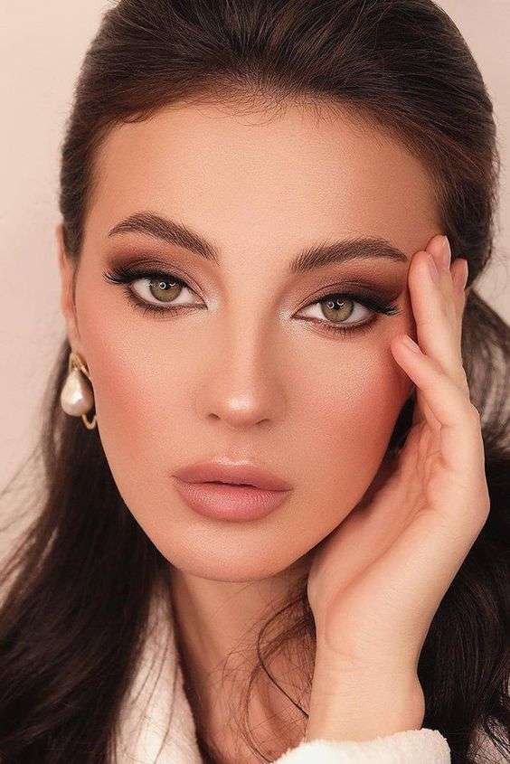 ΚΑΛΟΚΑΙΡΙΝΟ ΝΥΦΙΚΟ ΜΑΚΙΓΙΑΖ SMOKEY EYES