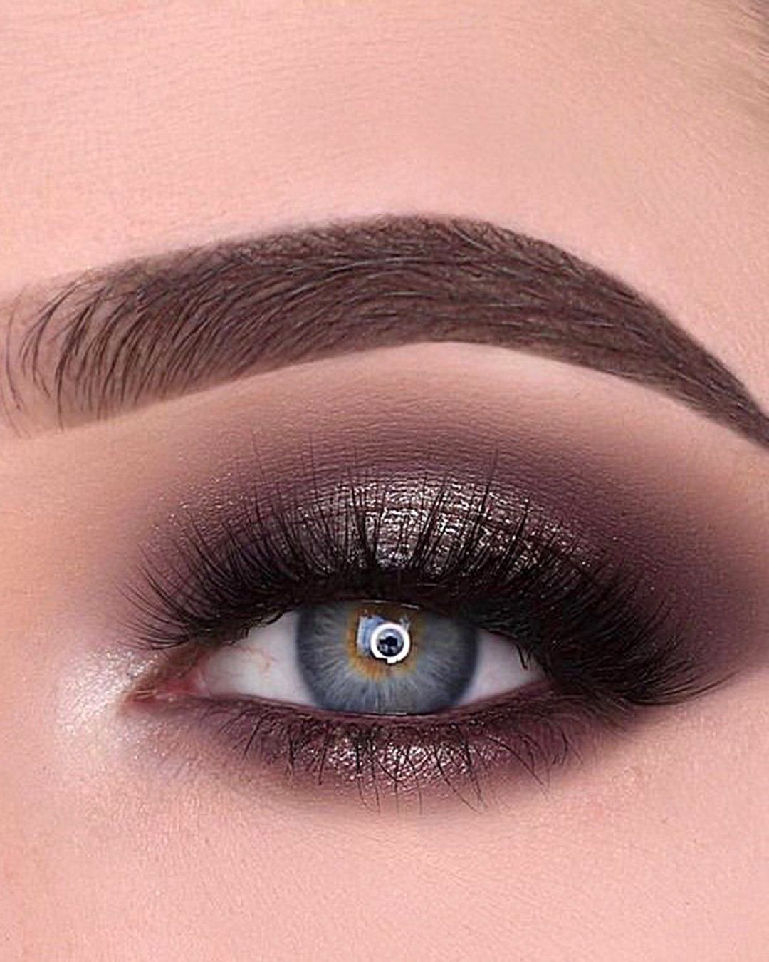 ΝΥΦΙΚΟ ΜΑΚΙΓΙΑΖ ΓΙΑ ΓΑΛΑΝΟΜΑΤΕΣ ΜΕ SMOKEY EYE