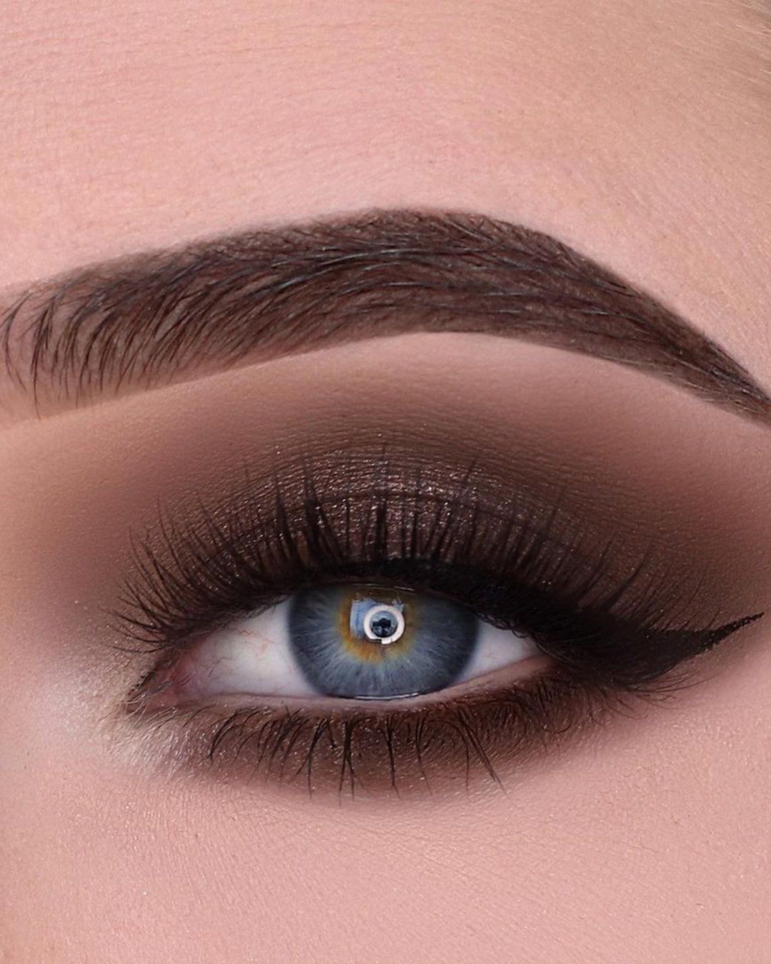 ΝΥΦΙΚΟ ΜΑΚΙΓΙΑΖ ΓΙΑ ΓΑΛΑΝΟΜΑΤΕΣ ΜΕ SMOKEY EYE