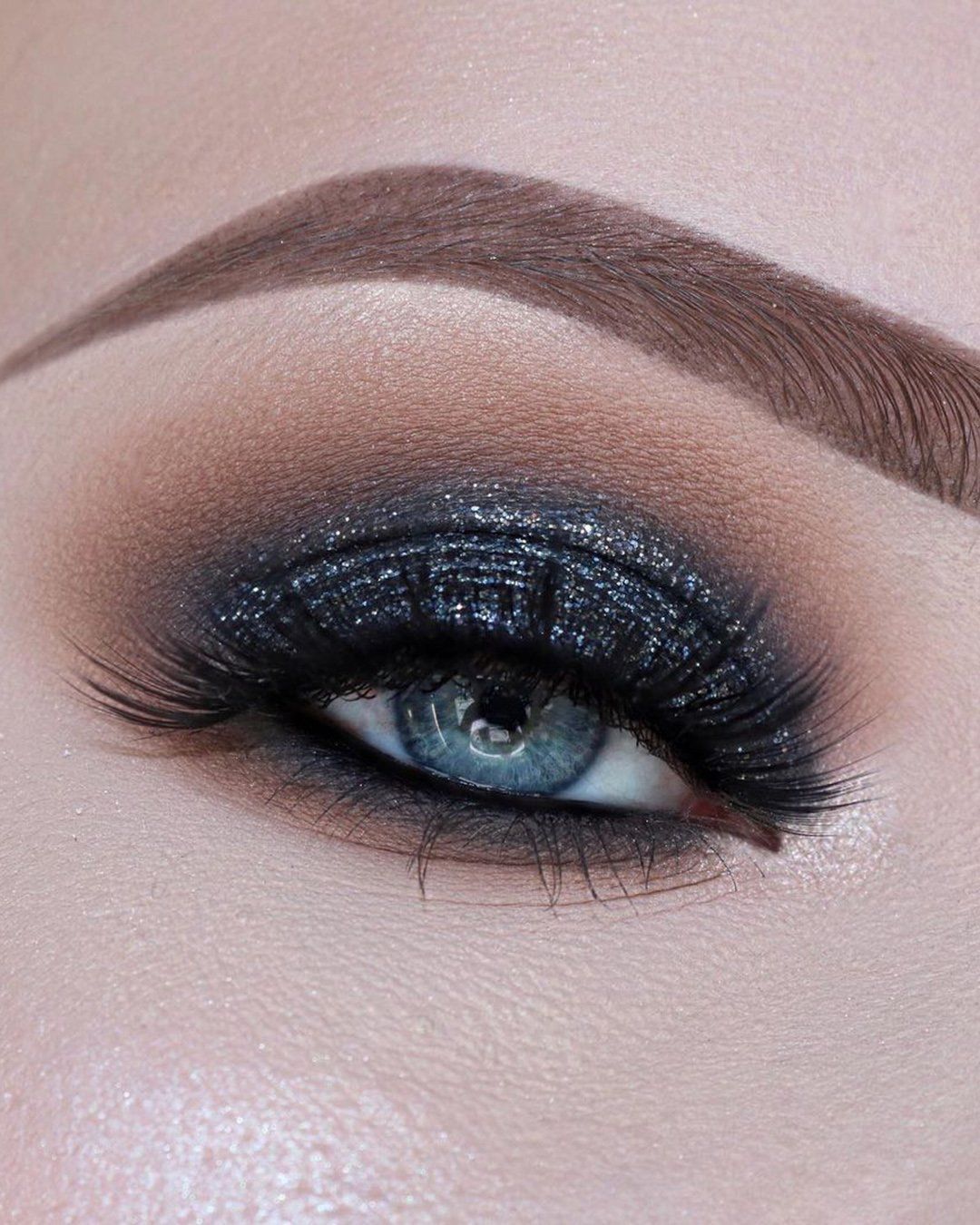 ΝΥΦΙΚΟ ΜΑΚΙΓΙΑΖ ΓΙΑ ΓΑΛΑΝΟΜΑΤΕΣ ΜΕ SMOKEY EYE