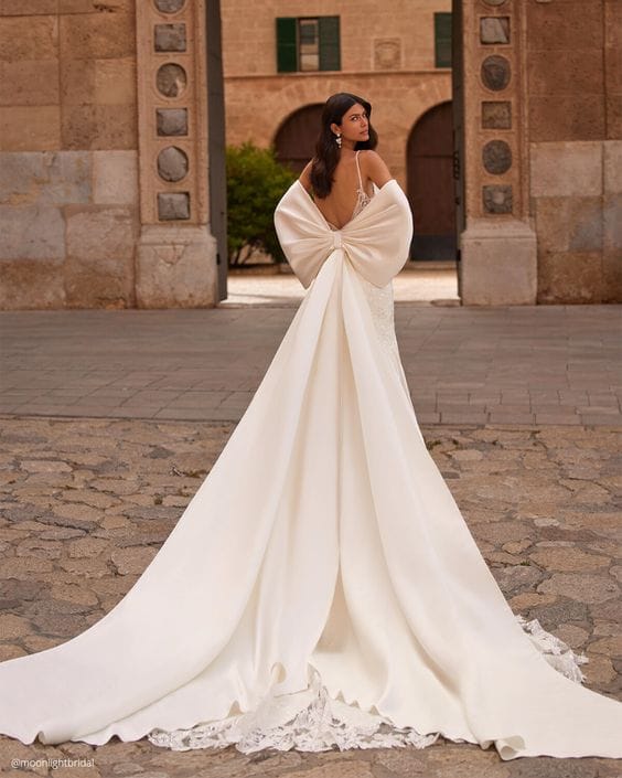 ΝΥΦΙΚΑ 2023 - 2024: BRIDAL DRESSES ΜΕ ΕΝΤΥΠΩΣΙΑΚΗ ΟΥΡΑ